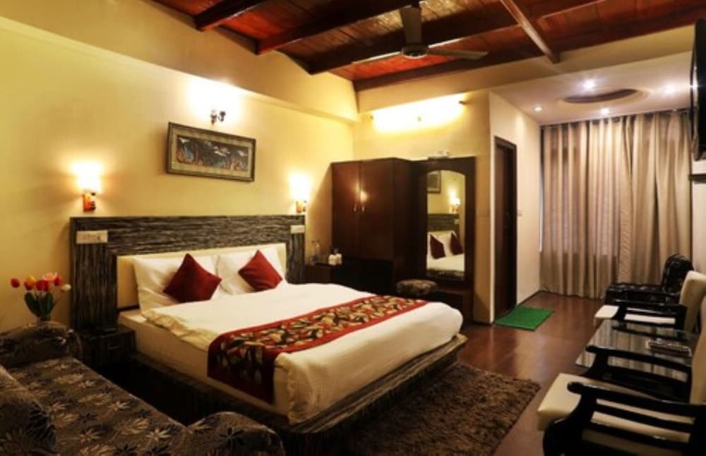 Goroomgo Moon Nainital