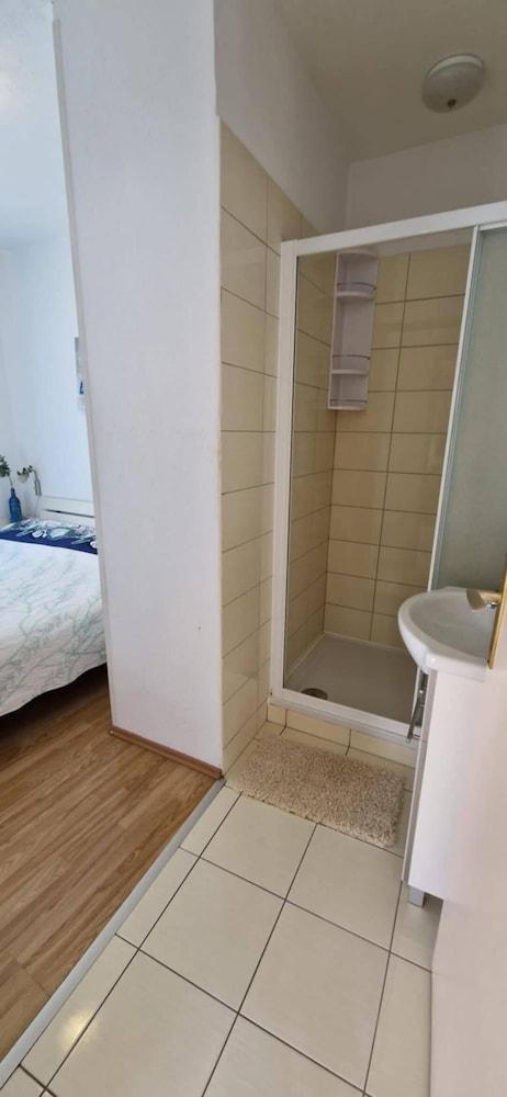 Sea-view Apartment - Sleeps 4, Parking & Balcony