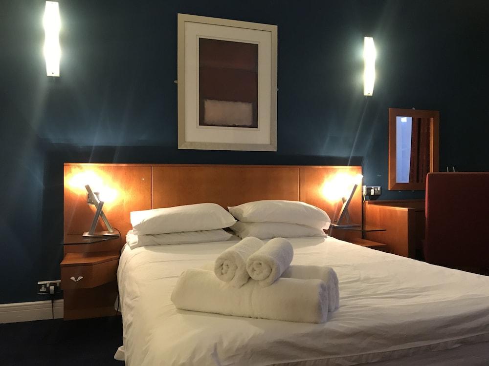 Superb Spacious Central Studio Apartment High Ceiling