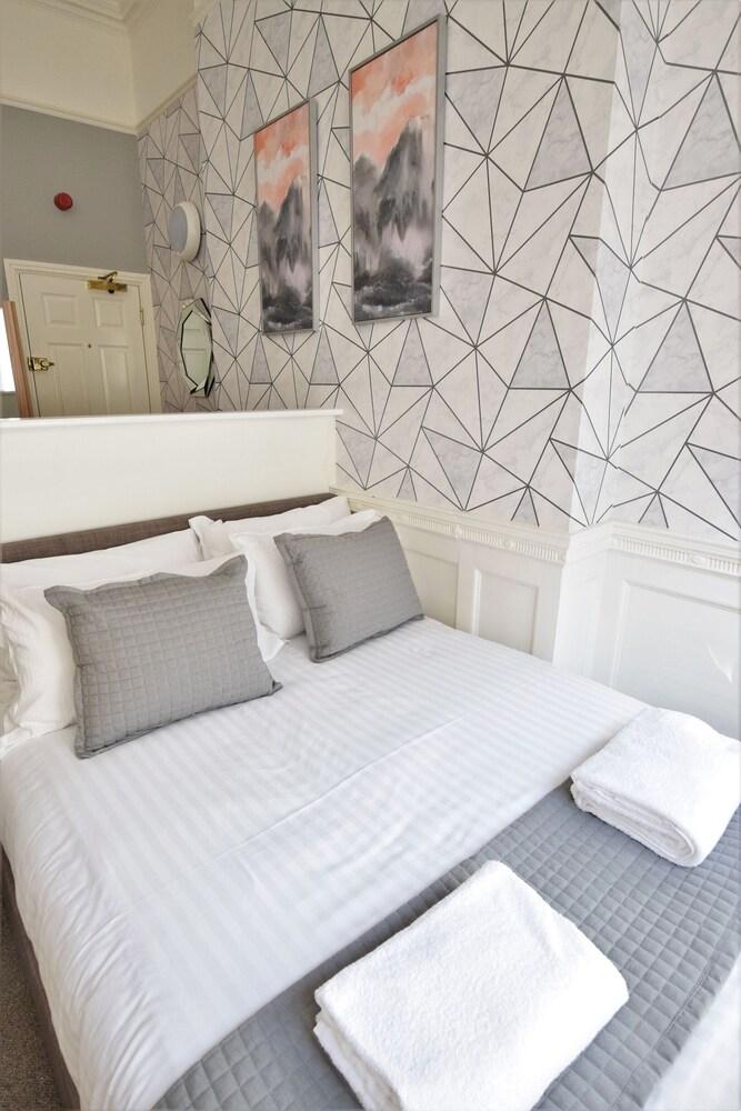 Your Apartment Berkeley Sq Pads 6