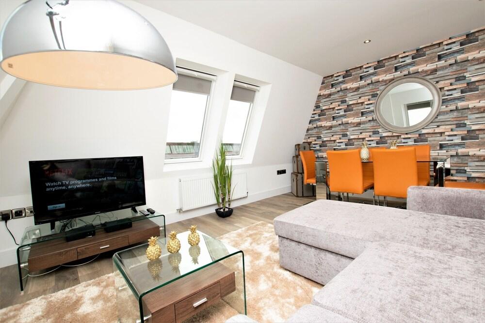 Your Apartment Rowan Tree - No 8