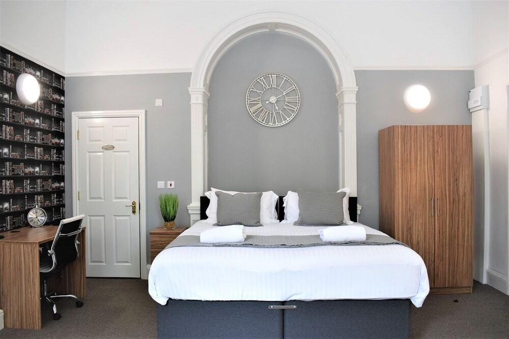 Your Apartment Berkeley Sq Pads 5