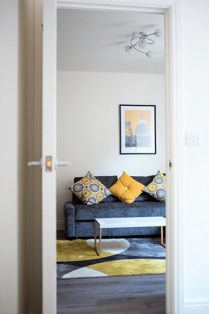 Your Apartment The Clarence - No 2