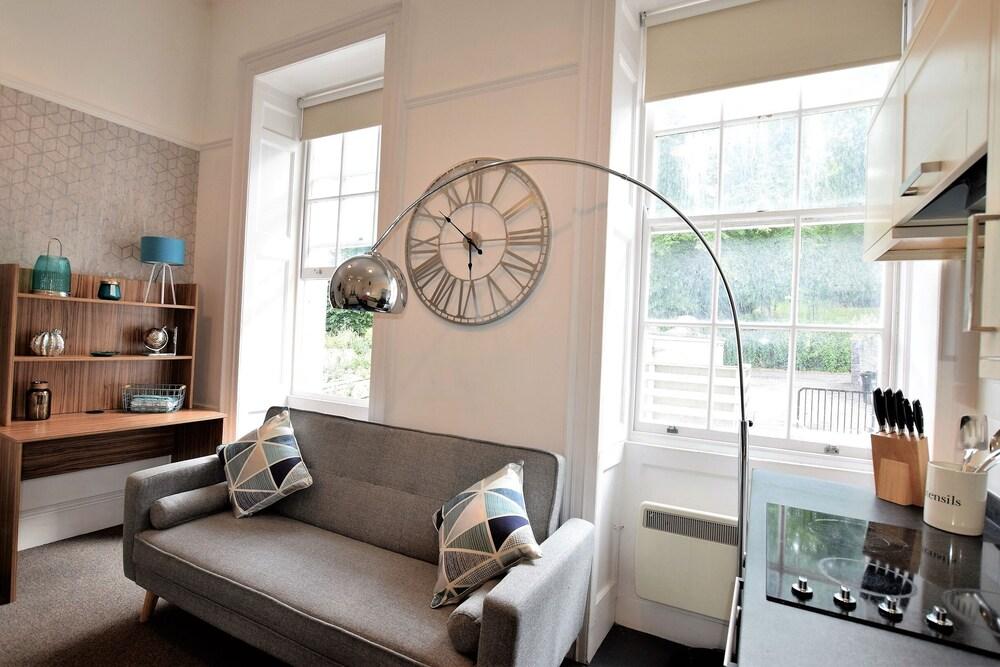 Your Apartment Berkeley Sq Pads 3