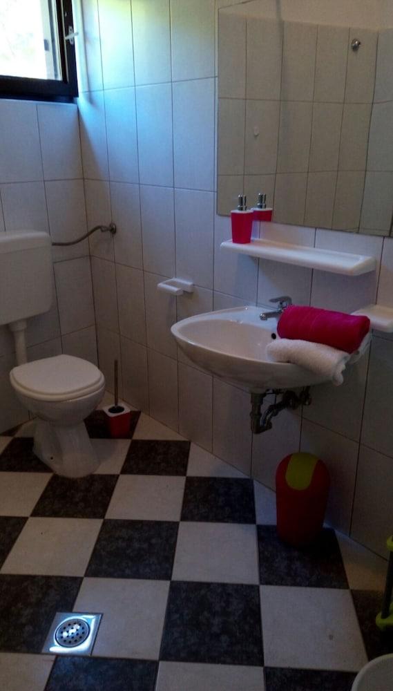 B - apt With Patio & sea View, Close to the Beach