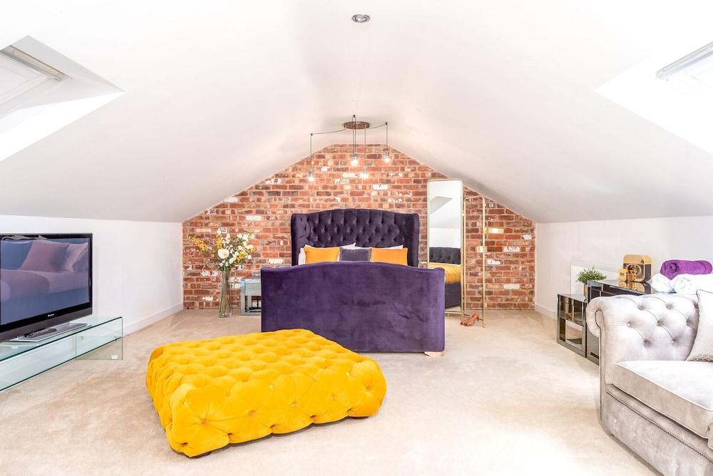 Lincoln 4-beds, Sleeps 13, Hot Tub & Pet Friendly