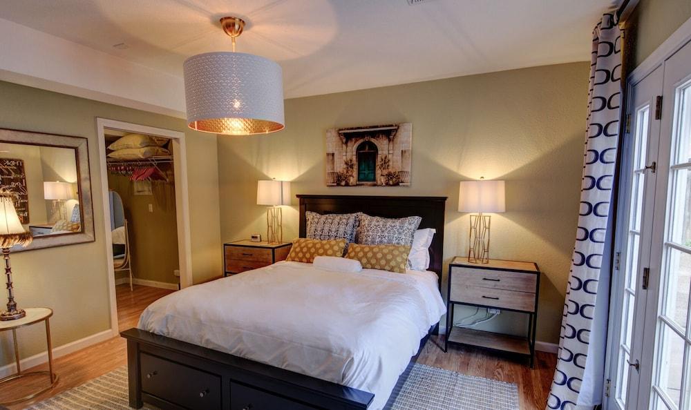 2BD Chic Cottage Mtns Walk Everywhere