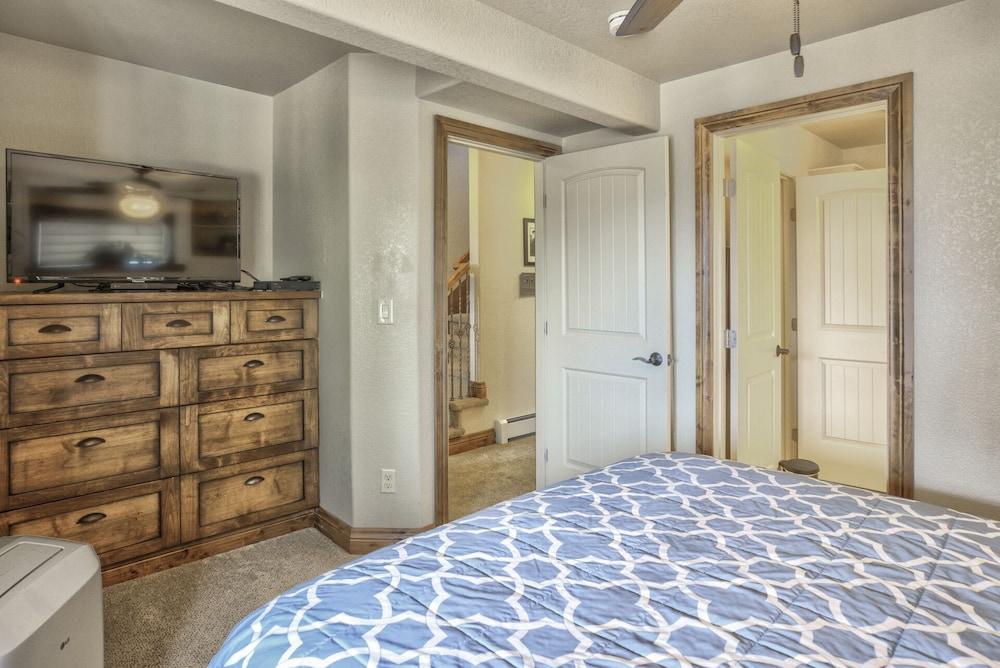 2brdowntown Occmountain Views & Grill