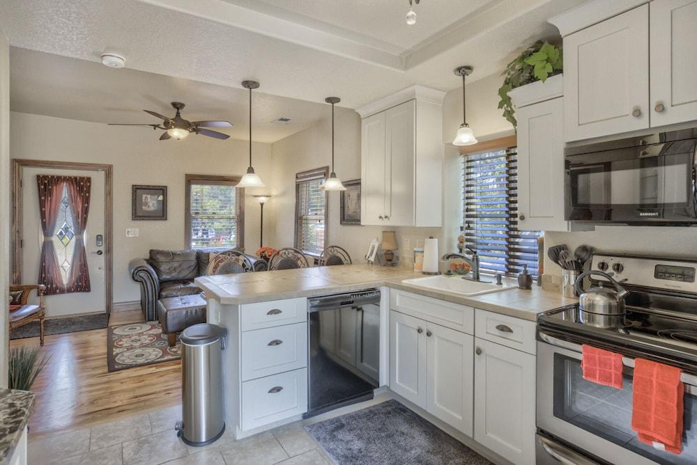 2brdowntown Occmountain Views & Grill