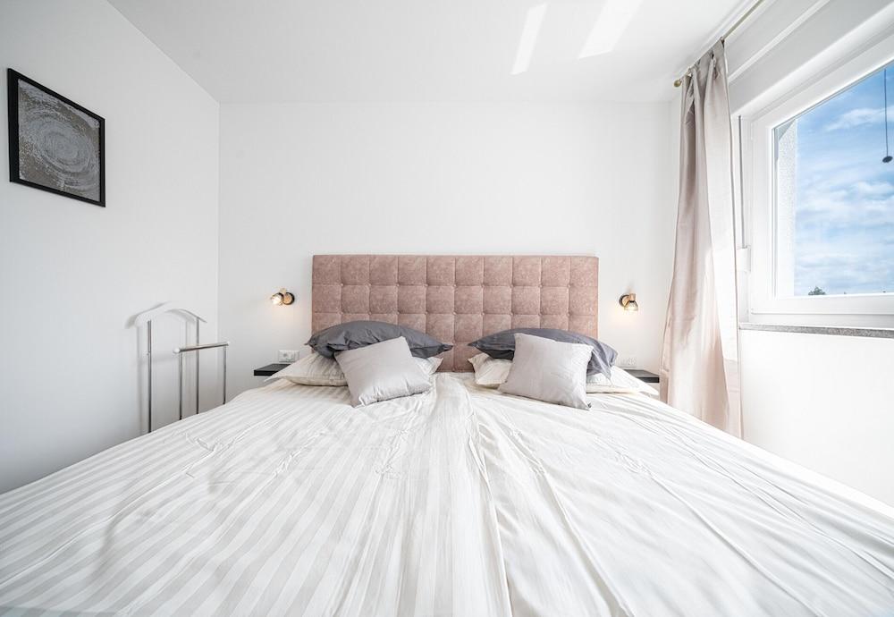 Amazing Pool Villa Nika