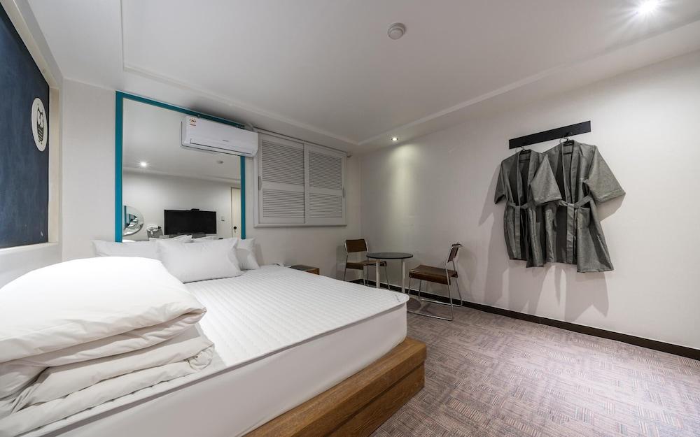 Busan Daeyeondong Hotel With