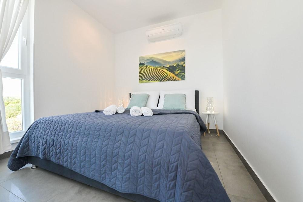 Funtastic C Apartment with Pool and Terrace