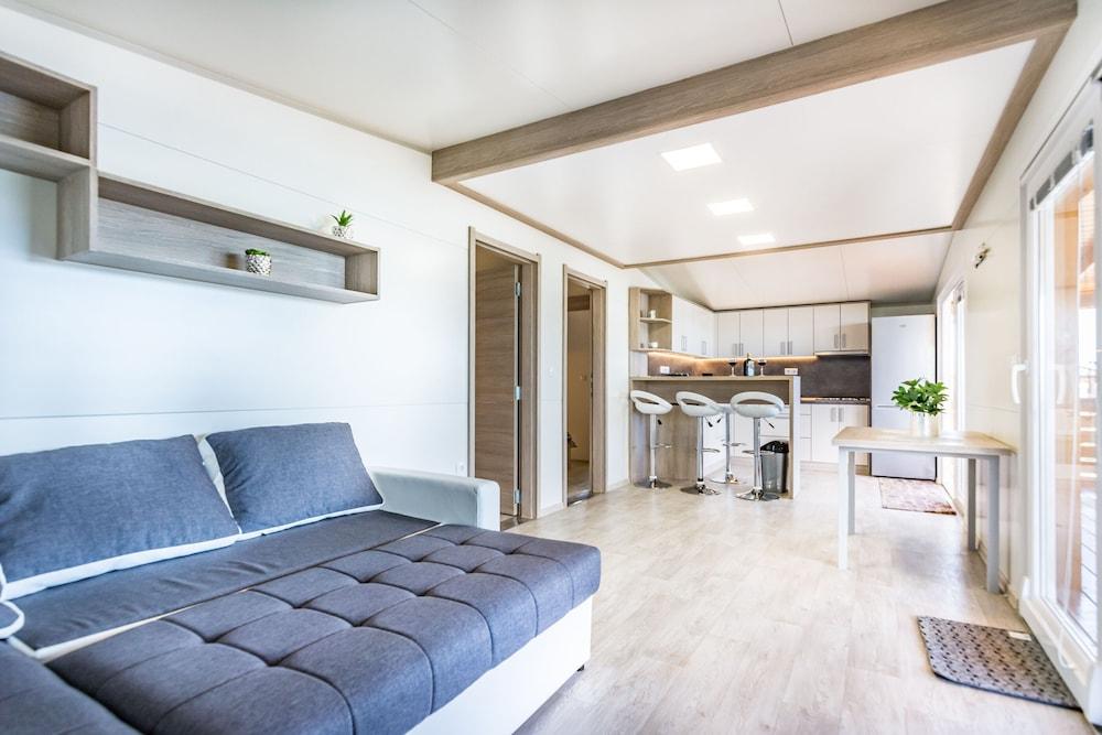 Mobile Home Rock Rose 2