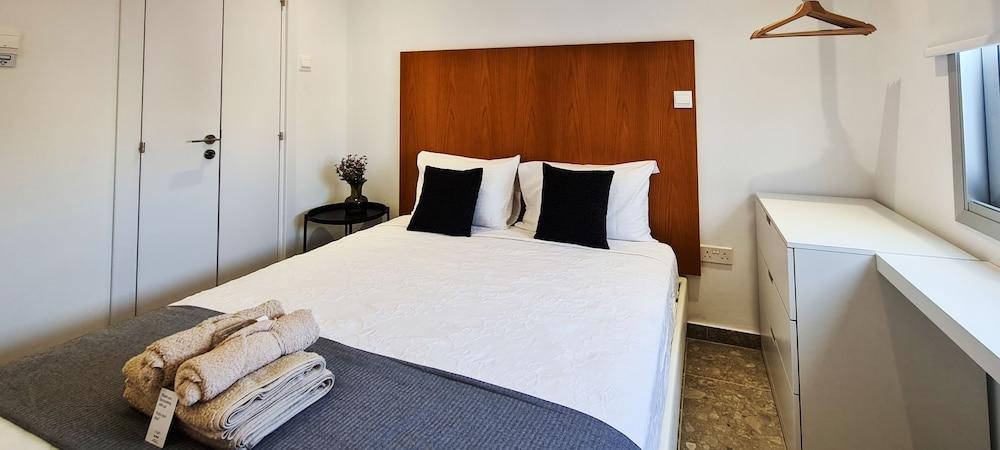 Phaedrus Living: Seaside Luxury Flat Lighthouse 69