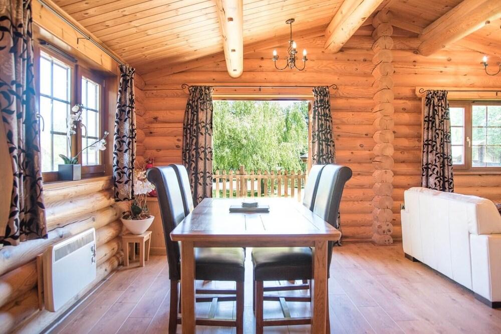 Ash Lodge With Hot Tub, Kingfishers