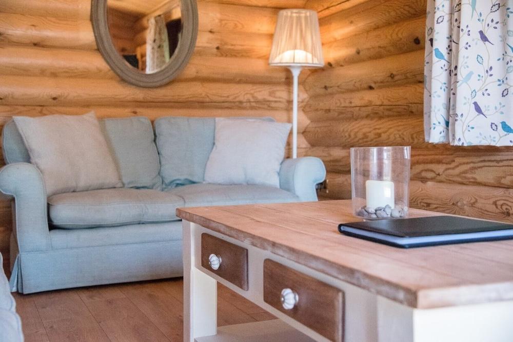 Willow Lodge With Hot Tub, Kingfishers