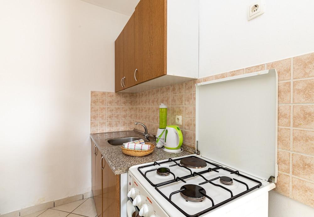 Beach Apartment Alenka Green