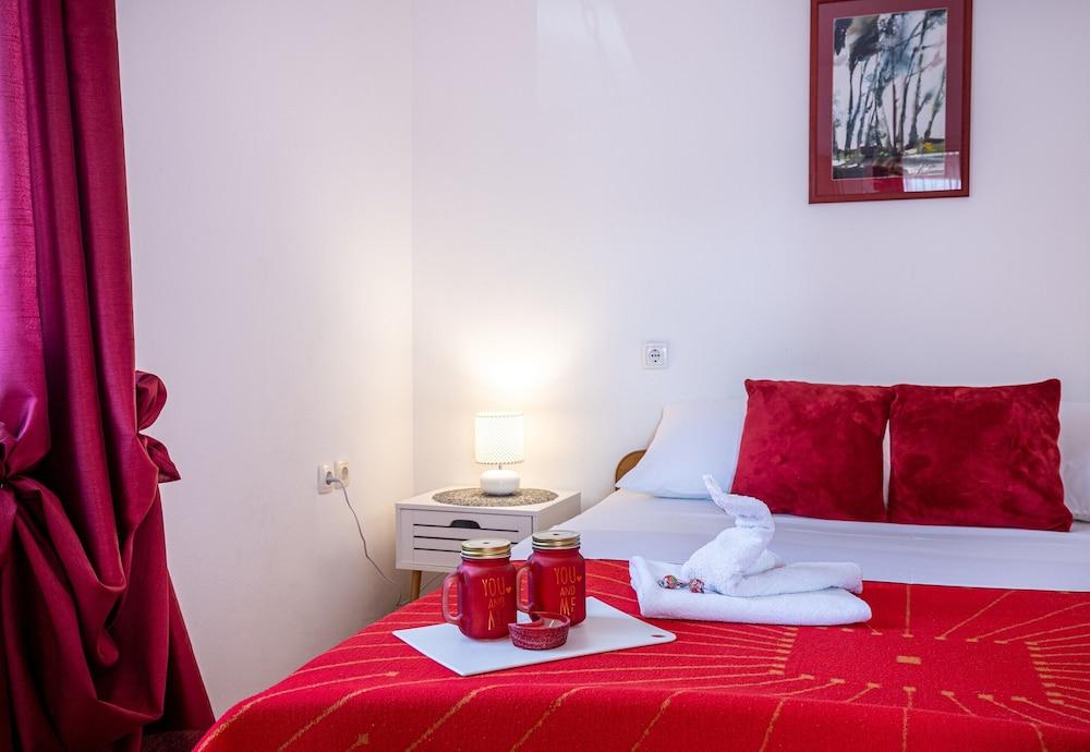 Beach Apartment Alenka Red