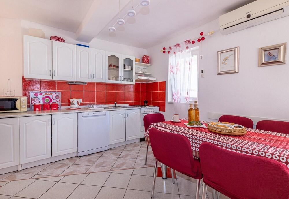 Beach Apartment Alenka Red