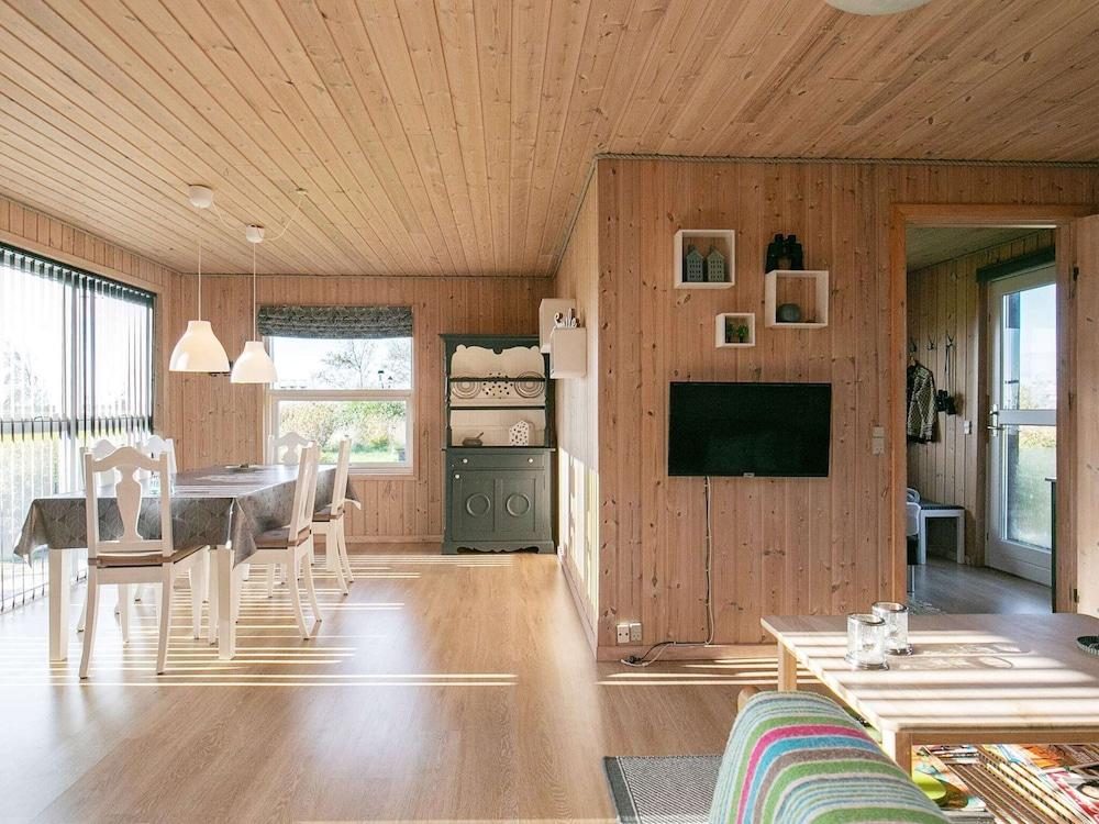 Cozy Seaside Cottage Escape-by Traum