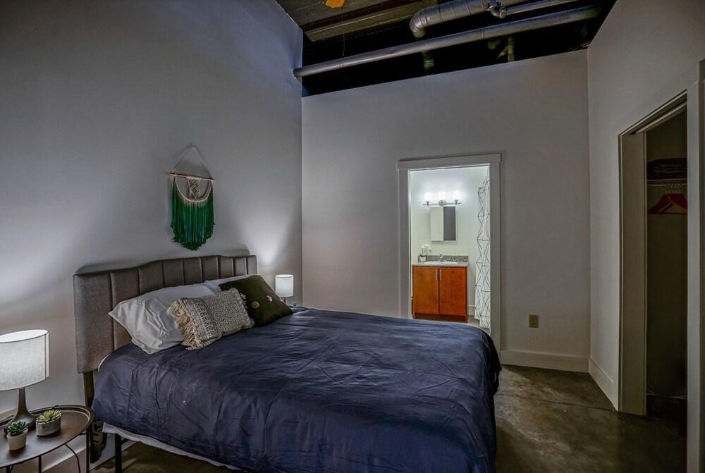 FRONTDESK 800 Capitol Apts Downtown Indy