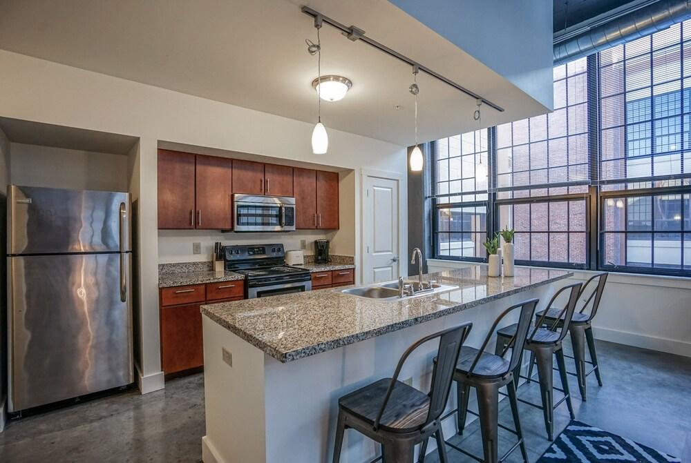 FRONTDESK 800 Capitol Apts Downtown Indy