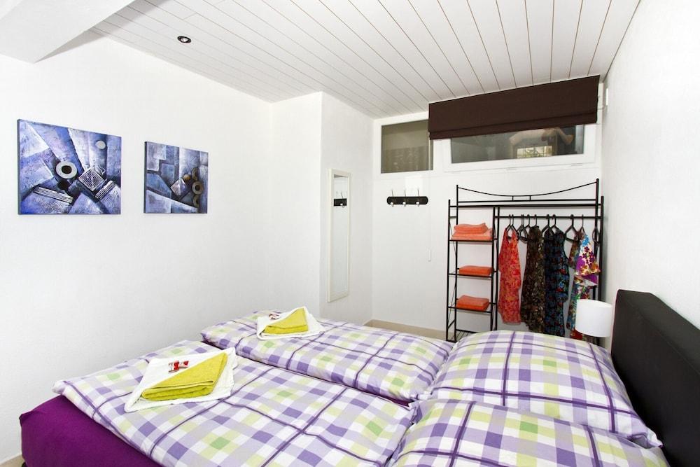 Luxury Apartment With Pool, Large Patio & sea View