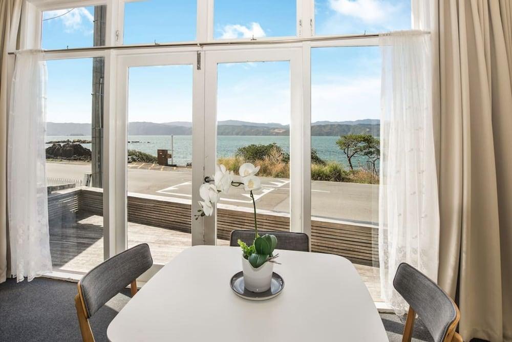 Pristine 2-bed waterfront, Karaka Bays