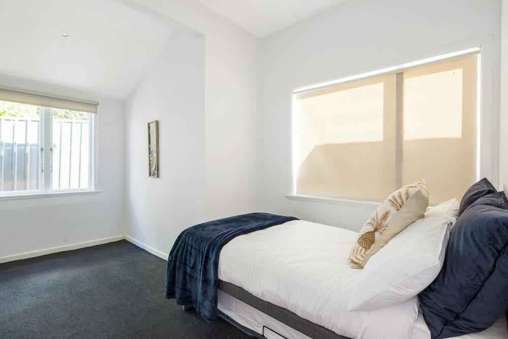 Pristine 2-bed waterfront, Karaka Bays