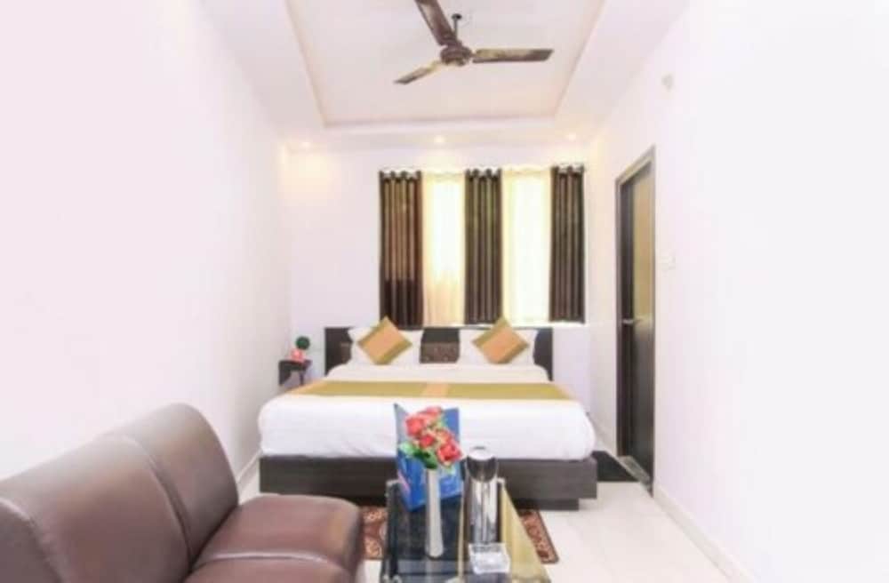 Goroomgo Rajput Charbagh Lucknow