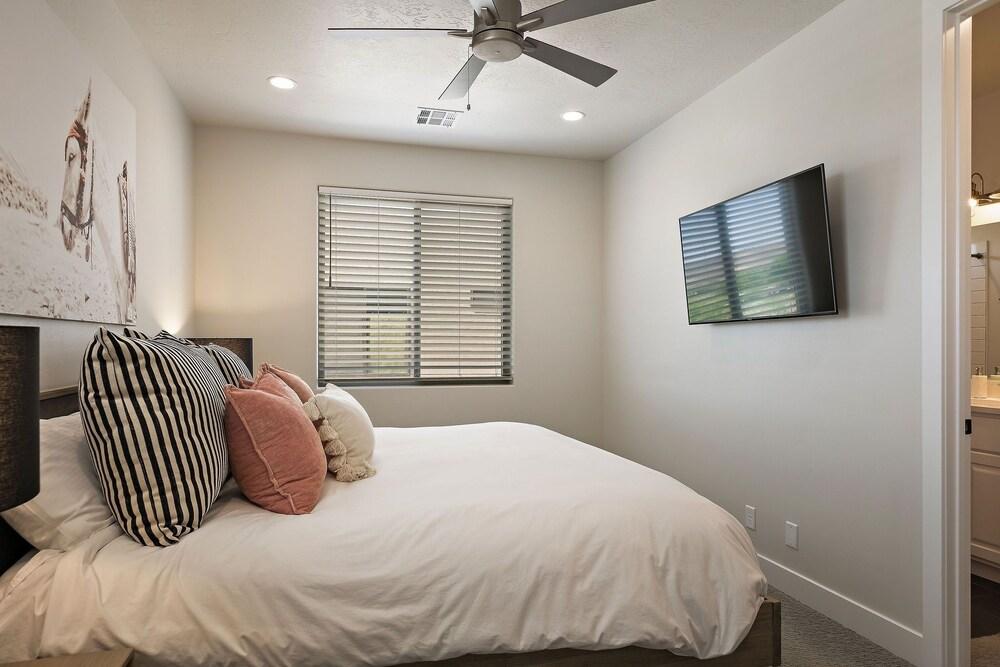 Red Rock Retreat by RedAwning