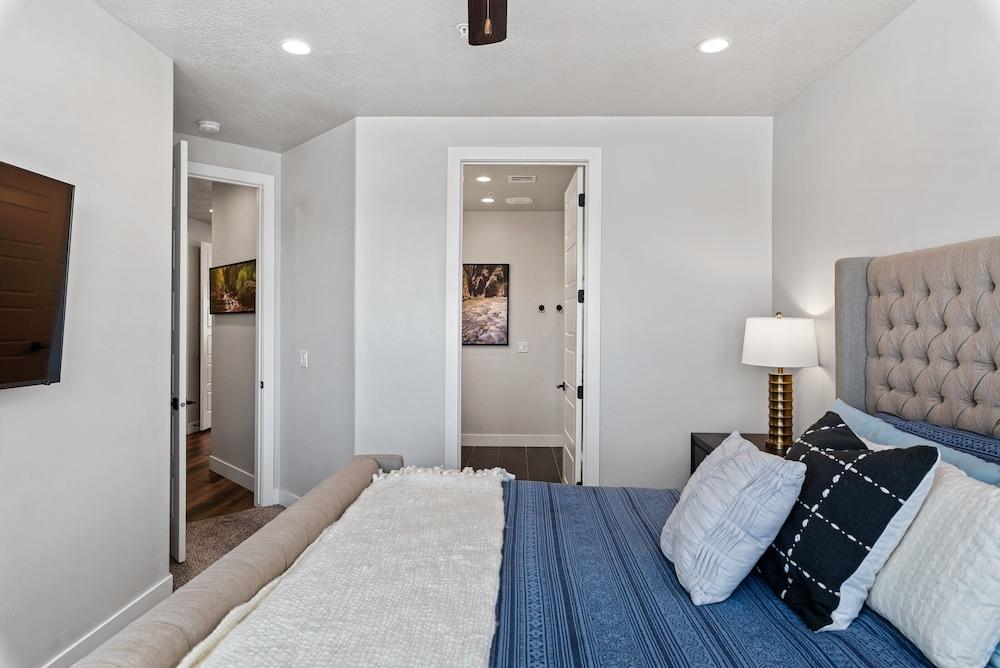 Reunion HQ by RedAwning