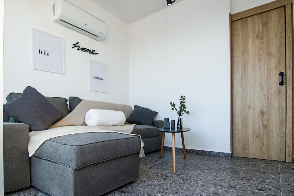 Phaedrus Living: Seaview Studio Suite Lighthouse 52