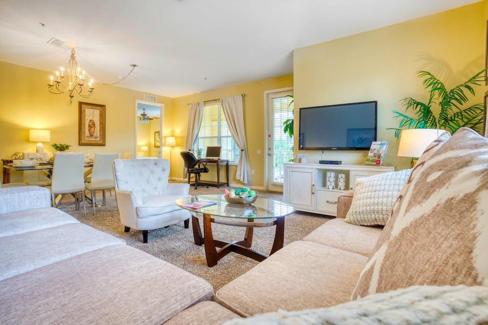 Cozy Condo W/private Balcony Steps to Conv. Ctr