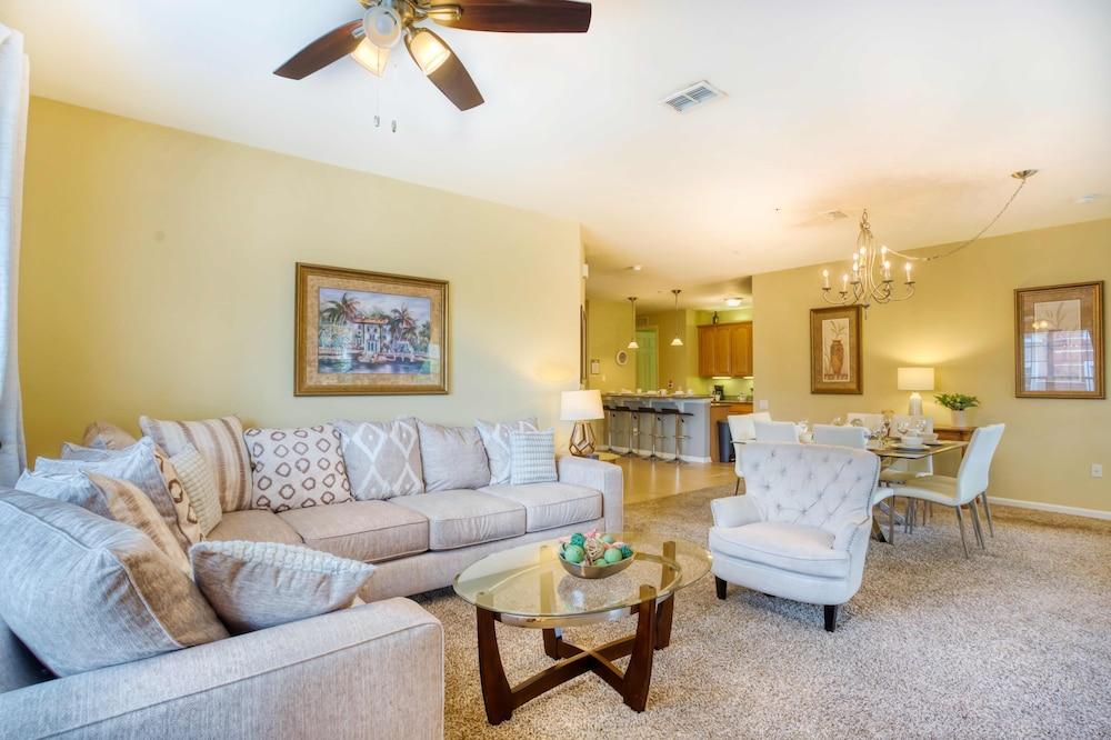 Cozy Condo W/private Balcony Steps to Conv. Ctr