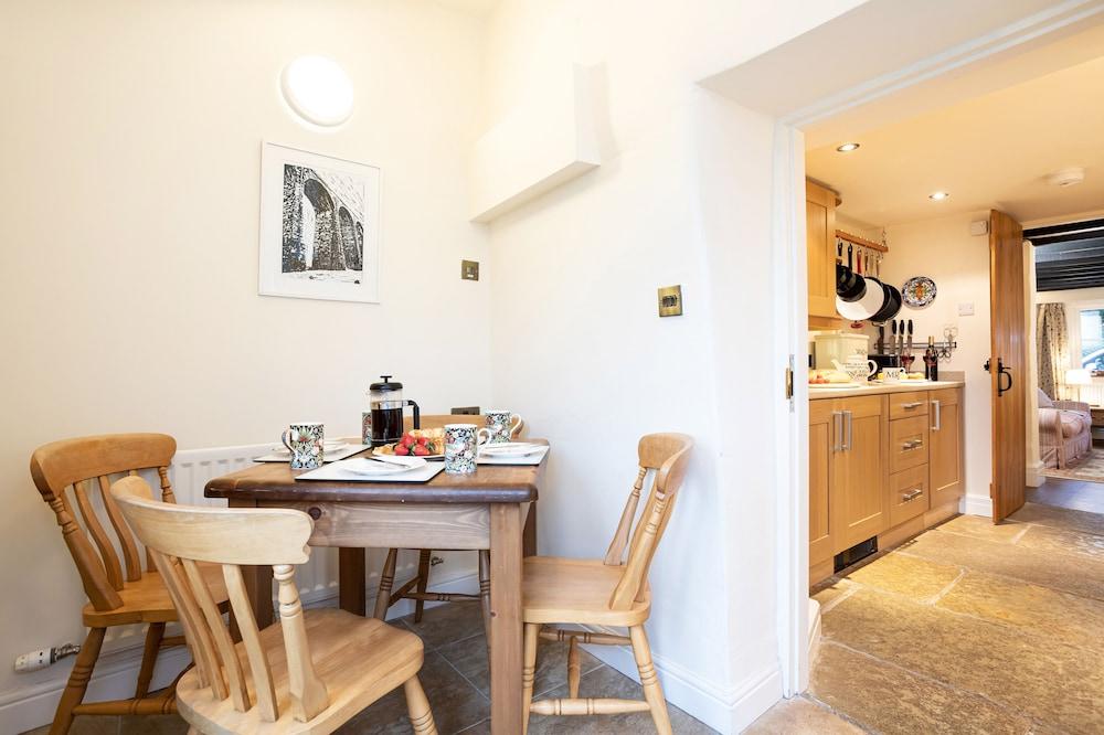 Ingleton 2-bed Cottage, Sleeps 4, Pet Ok & Parking