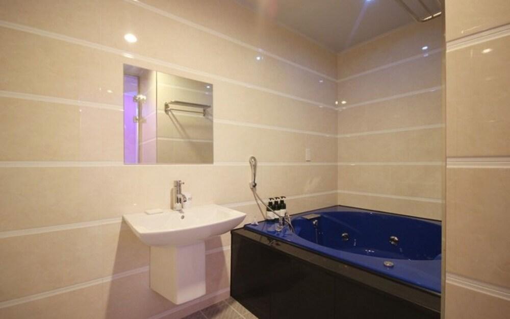 Busan Hwamyeong-dong Abba