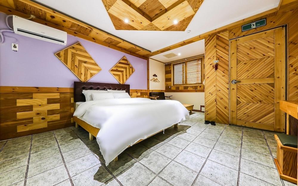 Eumseong Romy and Julie