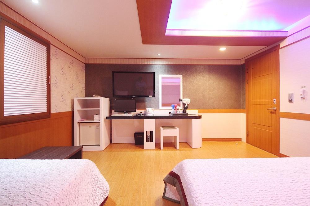 Geojedo Okpo Gallery