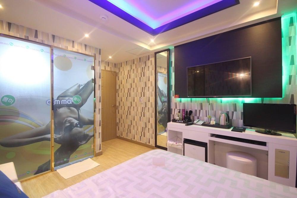 Jinju Comma Self Check-in Motel