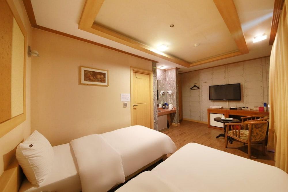 Hwaseong Jes Hotel