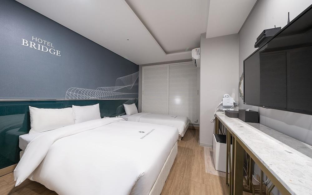 Yeongdeungpo Hotel Bridge