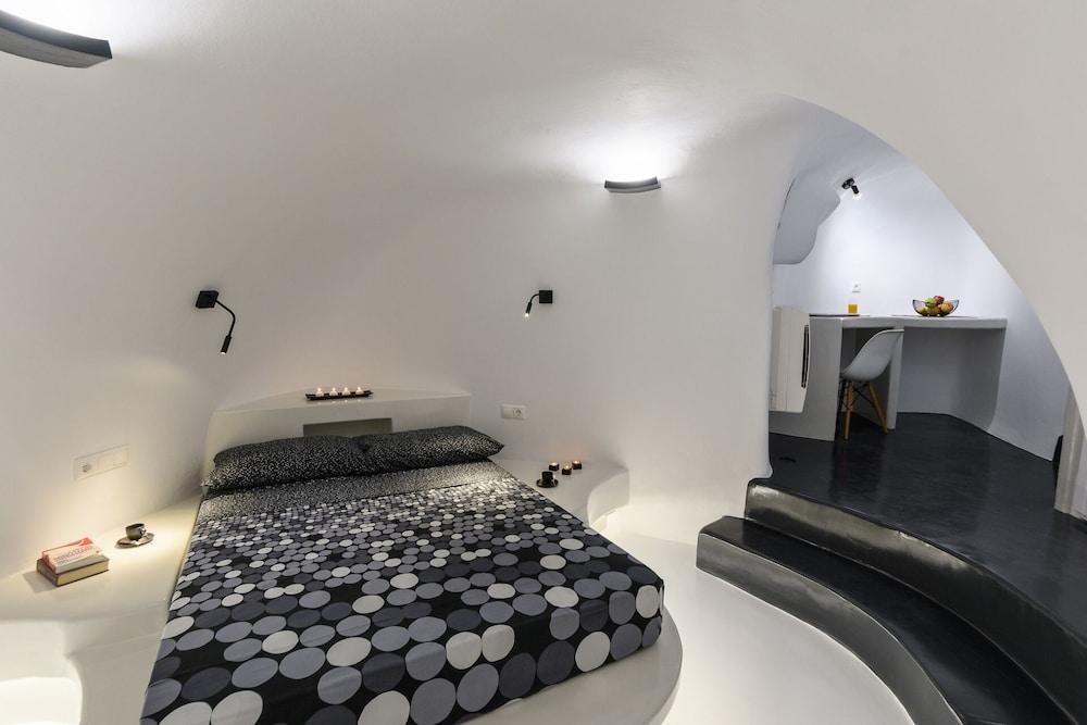 The Luna Cavern 2 with Hot Tub White