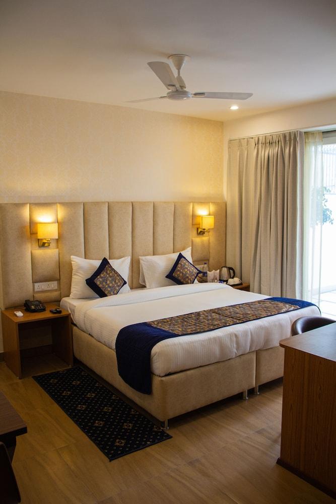 Sky Suites Huda City Center