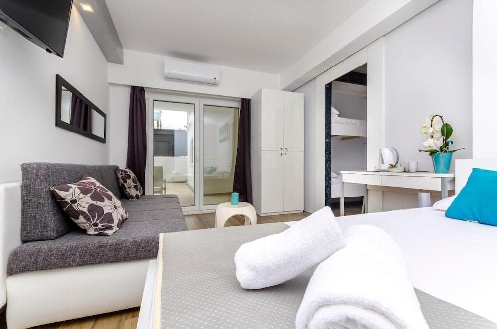 Room-all Saints Suites B&b Kastela