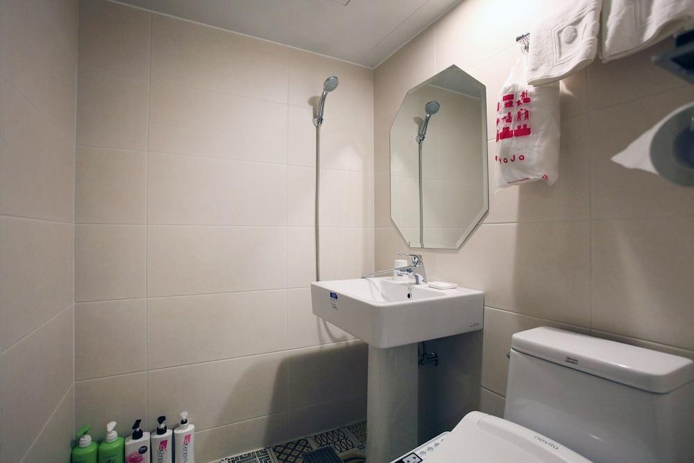 Yaja Yeonsinnae Station