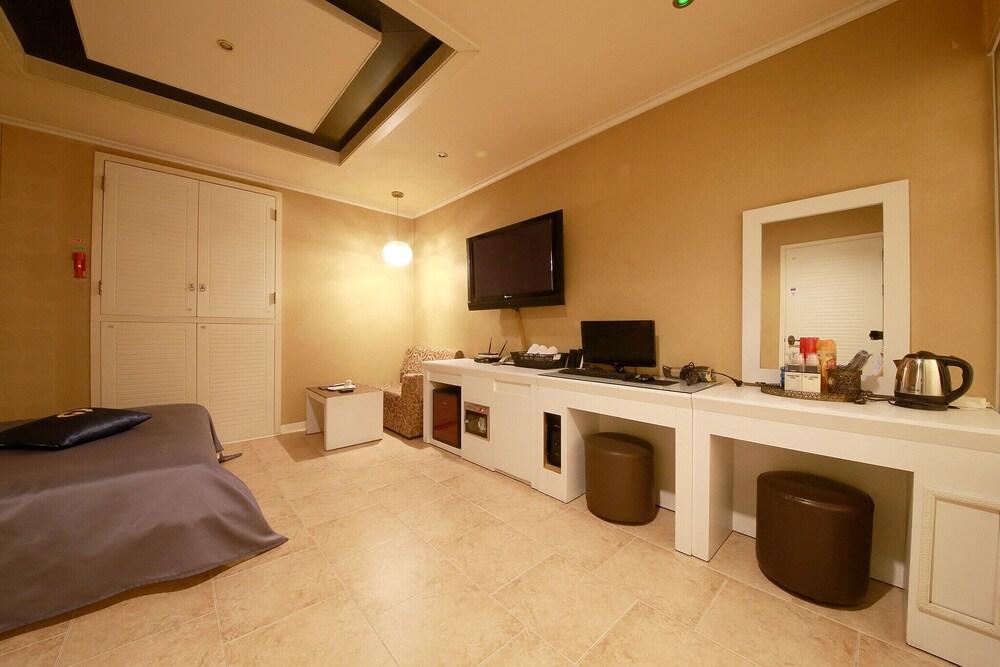 Bucheon Gstay and Praha