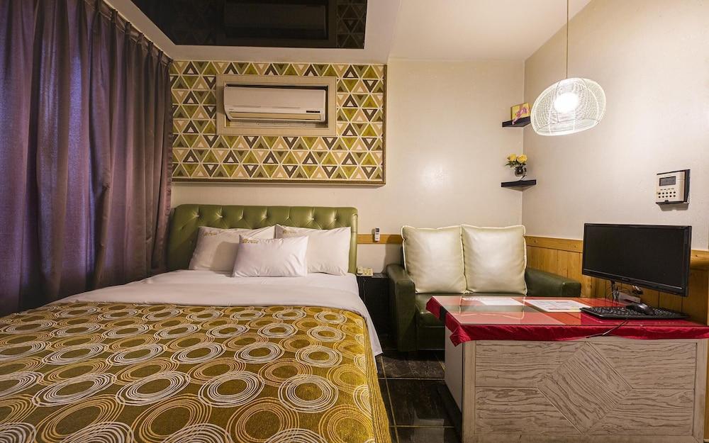 Eumseong Black and White