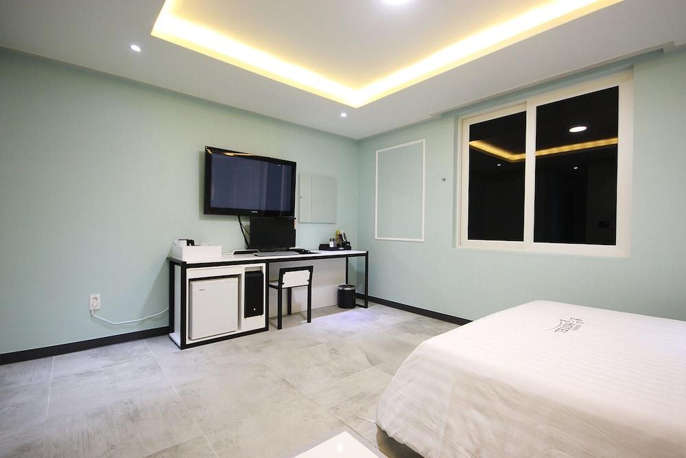 Muan Namak Oneul Hotel