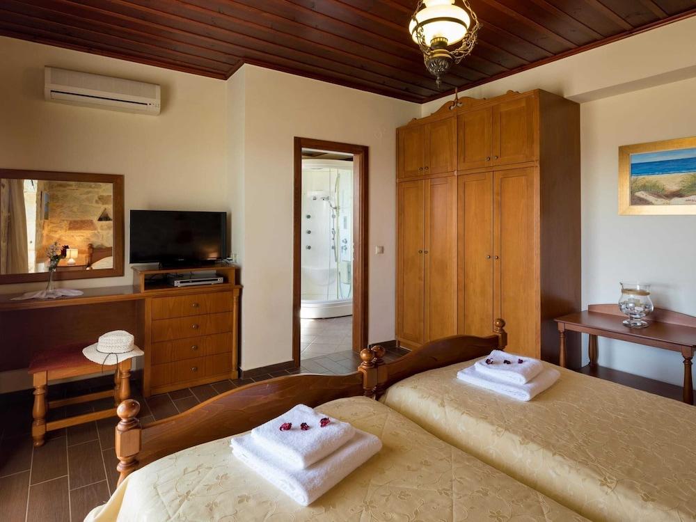 Villa in Tavronitis With Pool & Stunning Views